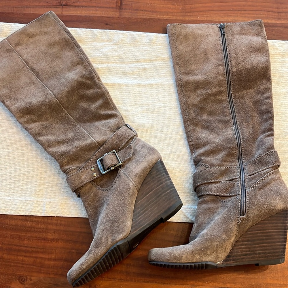 Brown Suede BCBG GENERATION WEDGE BOOTS SIZE 8